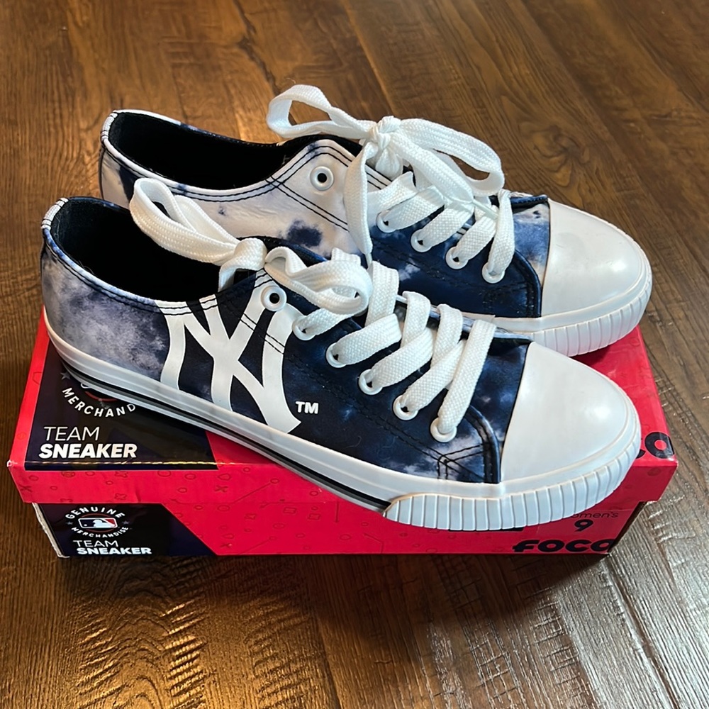 New York Yankees Sneakers. Size 9